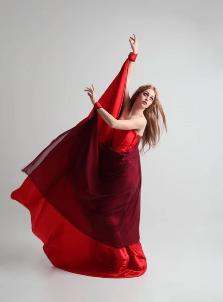 Retrato Longitud Completa Una Niña Con Vestido Largo Seda Roja — Foto de Stock