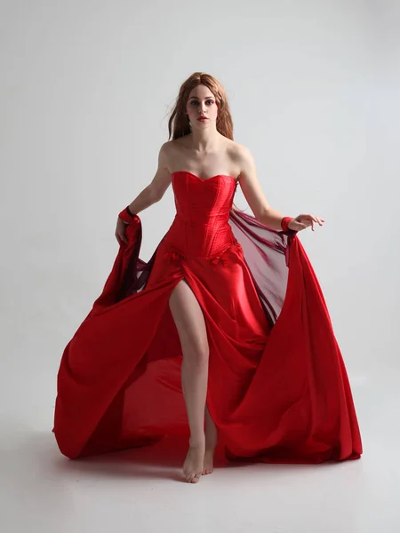 Ολόσωμο Πορτρέτο Ενός Κοριτσιού Φορώντας Ένα Μακρύ Κόκκινο Μεταξωτό Φόρεμα — Φωτογραφία Αρχείου