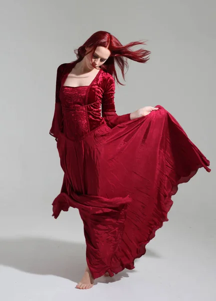 Retrato Longitud Completa Una Chica Con Vestido Fantasía Medieval Rojo — Foto de Stock