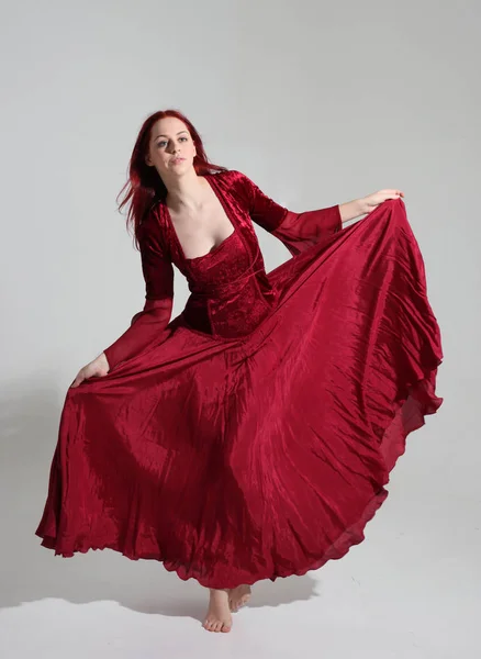 Ολόσωμο Πορτρέτο Ενός Κοριτσιού Που Φοράει Ένα Κόκκινο Μεσαιωνικό Φόρεμα — Φωτογραφία Αρχείου
