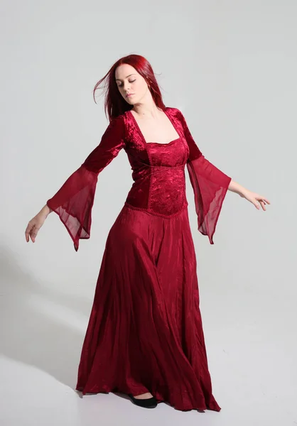 Ganzkörperporträt Eines Mädchens Einem Roten Mittelalterlichen Fantasiegewand Das Vor Grauem — Stockfoto