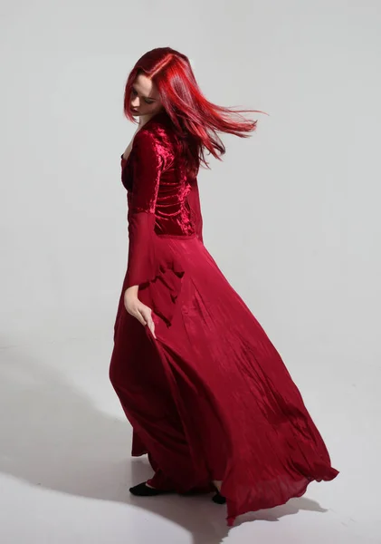 Retrato Longitud Completa Una Chica Con Vestido Fantasía Medieval Rojo — Foto de Stock