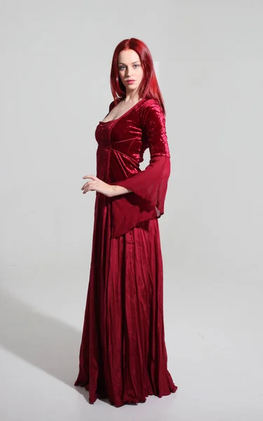 Retrato Comprimento Total Uma Menina Vestindo Vestido Fantasia Medieval Vermelho — Fotografia de Stock