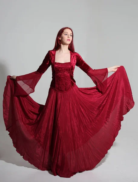 Retrato Longitud Completa Una Chica Con Vestido Fantasía Medieval Rojo — Foto de Stock