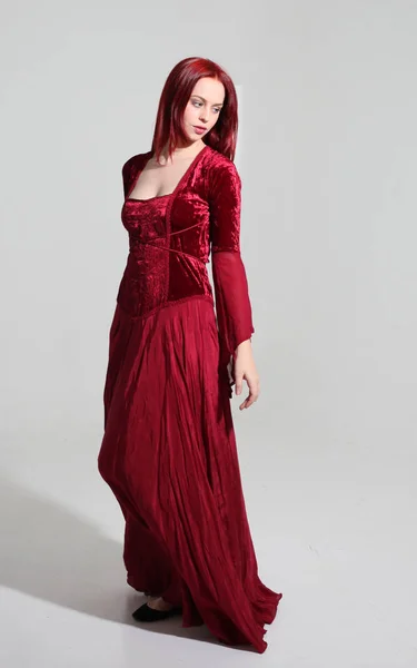 Kırmızı Ortaçağ Fantezi Elbisesi Giyen Bir Kızın Tam Uzunlukta Portre — Stok fotoğraf