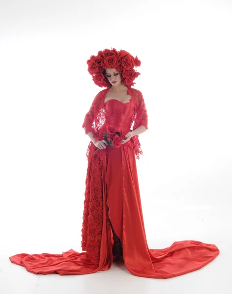 Retrato Longitud Completa Niña Con Vestido Seda Rojo Largo Tocado — Foto de Stock