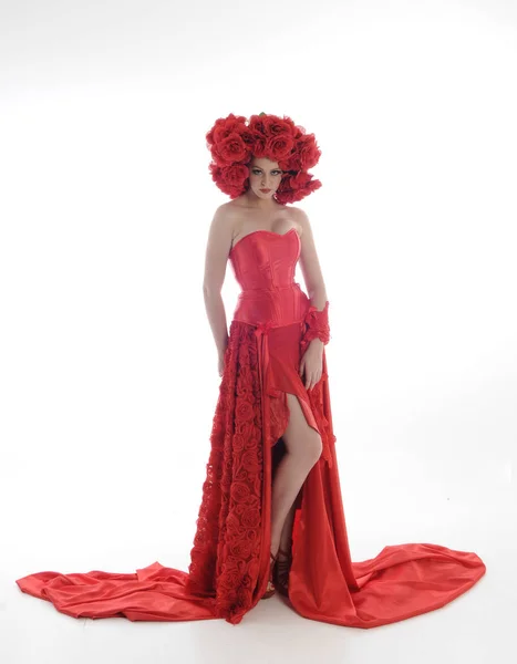 Retrato Comprimento Total Menina Vestindo Vestido Seda Vermelho Longo Cobertura — Fotografia de Stock