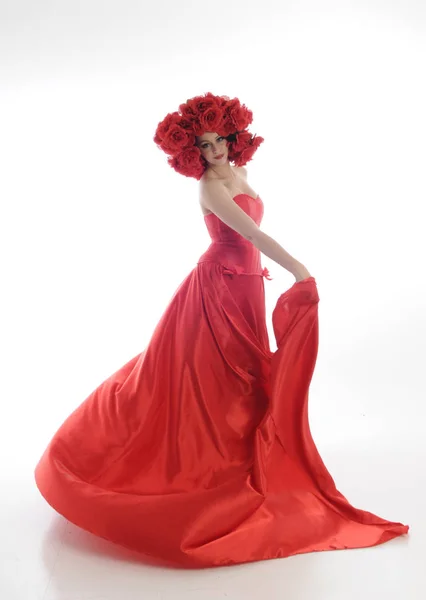 Retrato Longitud Completa Niña Con Vestido Seda Rojo Largo Tocado — Foto de Stock