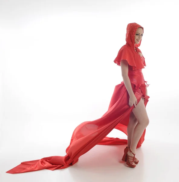 Ganzkörperporträt Einer Frau Mit Rotem Reitermantel Und Langem Seidenkleid Stehende — Stockfoto