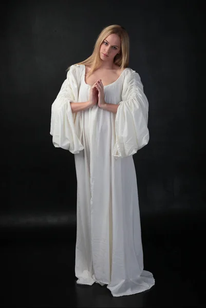 Ολόσωμο Πορτρέτο Του Ξανθό Κορίτσι Φορώντας Μακρύ Λευκό Ρέει Ρόμπα — Φωτογραφία Αρχείου