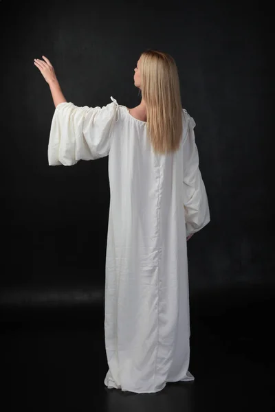 Retrato Longitud Completa Chica Rubia Con Larga Túnica Blanca Que — Foto de Stock