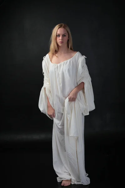 Ολόσωμο Πορτρέτο Του Ξανθό Κορίτσι Φορώντας Μακρύ Λευκό Ρέει Ρόμπα — Φωτογραφία Αρχείου