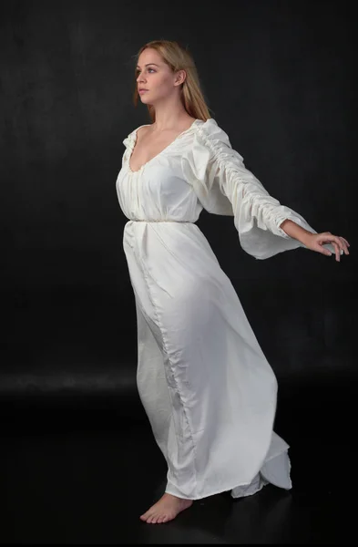 Ganzkörperporträt Eines Blonden Mädchens Einer Langen Weißen Fließenden Robe Stehende — Stockfoto
