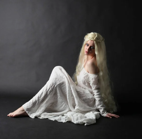 Portrait Fantasmagorique Une Femme Aux Longs Cheveux Blonds Portant Une — Photo