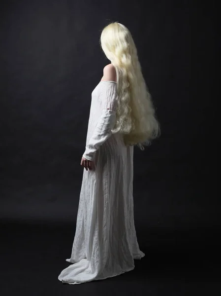 가운을 머리를 여자의 초상화 스튜디오 배경에 서있는 — 스톡 사진