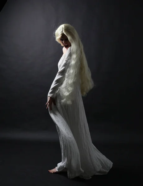 가운을 머리를 여자의 초상화 스튜디오 배경에 서있는 — 스톡 사진