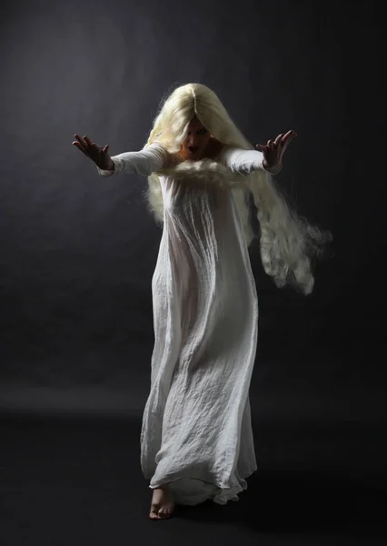 Retrato Fantasmagórico Comprimento Total Uma Mulher Com Cabelo Loiro Longo — Fotografia de Stock