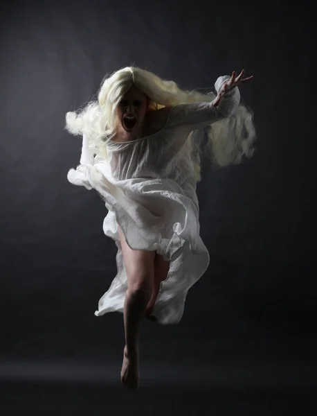 Retrato Fantasmal Una Mujer Con Pelo Largo Rubio Usando Una — Foto de Stock