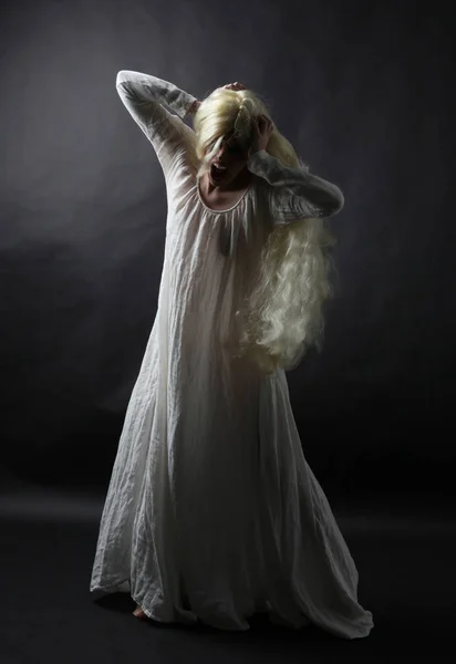 Retrato Fantasmagórico Comprimento Total Uma Mulher Com Cabelo Loiro Longo — Fotografia de Stock