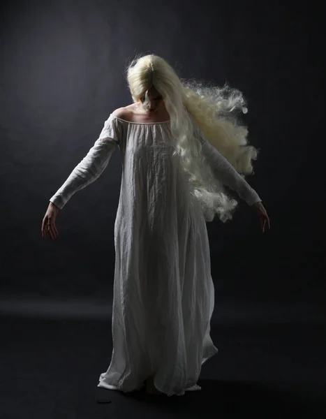 Retrato Fantasmagórico Comprimento Total Uma Mulher Com Cabelo Loiro Longo — Fotografia de Stock