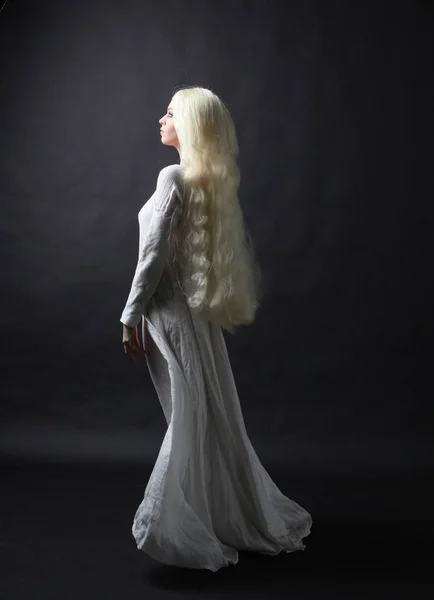 Strašidelný Portrét Ženy Dlouhými Blond Vlasy Bílém Plášti Pozice Černém — Stock fotografie