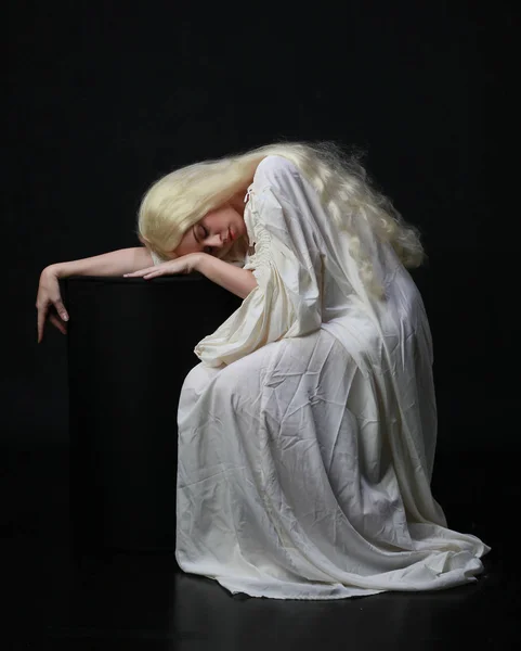 가운을 머리를 여자의 초상화 스튜디오 배경에 — 스톡 사진