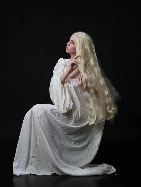 가운을 머리를 여자의 초상화 스튜디오 배경에 — 스톡 사진