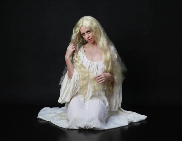 Призрачный Портрет Женщины Длинными Светлыми Волосами Белом Халате Позировать Фоне — стоковое фото