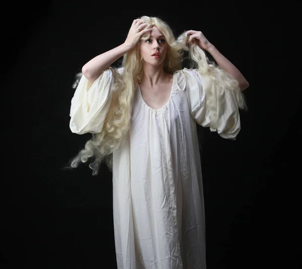 Retrato Fantasmagórico Uma Mulher Com Longos Cabelos Loiros Vestindo Manto — Fotografia de Stock