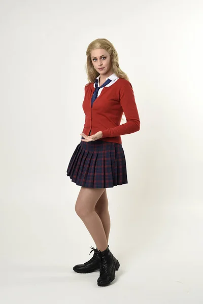 Celovečerní Portrét Blondýnky Červeném Svetru Kravatou Kostkovanou Sukní Školní Uniforma — Stock fotografie