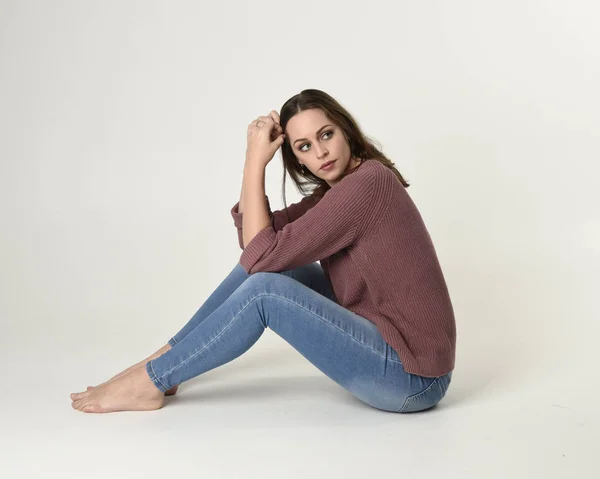 Retrato Comprimento Total Mulher Morena Vestindo Jeans Jumper Rosa Postura — Fotografia de Stock