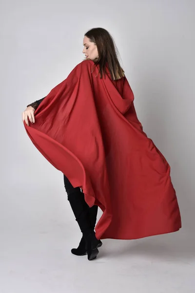 Uzun Boylu Esmer Siyah Deri Fantezi Kostümlü Uzun Kırmızı Süper — Stok fotoğraf