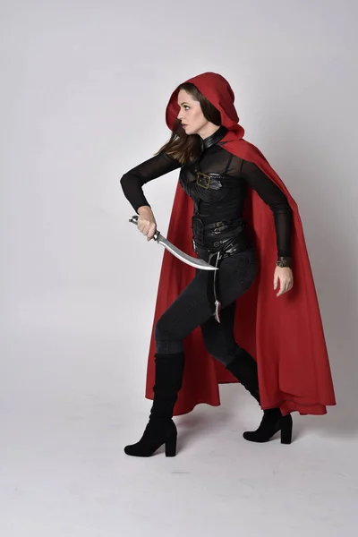 Fullständigt Porträtt Vacker Brunett Kvinna Svart Läder Fantasy Kostym Med — Stockfoto
