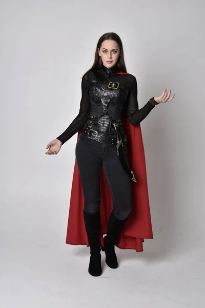 Fullständigt Porträtt Vacker Brunett Kvinna Svart Läder Fantasy Kostym Med — Stockfoto