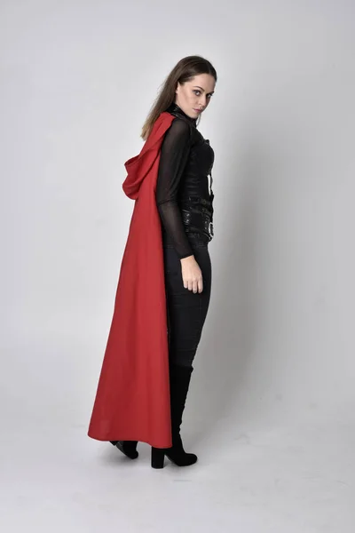 Portret Pięknej Brunetki Ubranej Czarny Skórzany Kostium Fantazji Długą Czerwoną — Zdjęcie stockowe