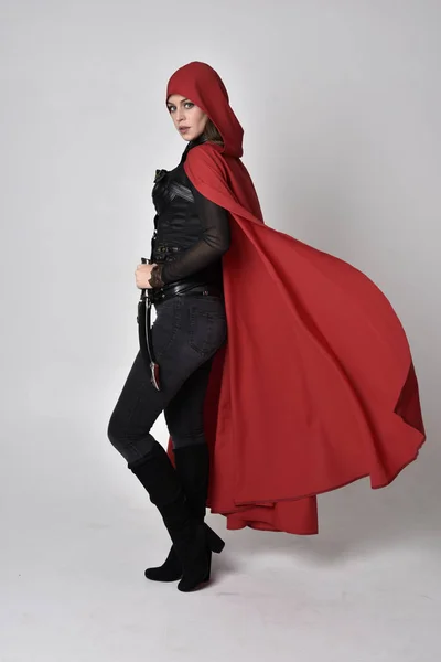 Uzun Boylu Esmer Siyah Deri Fantezi Kostümlü Uzun Kırmızı Süper — Stok fotoğraf