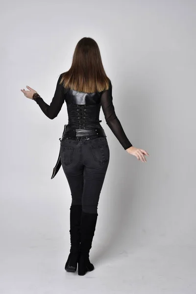 Ganztägiges Porträt Einer Hübschen Brünetten Frau Schwarzem Leder Fantasiekostüm Mit — Stockfoto