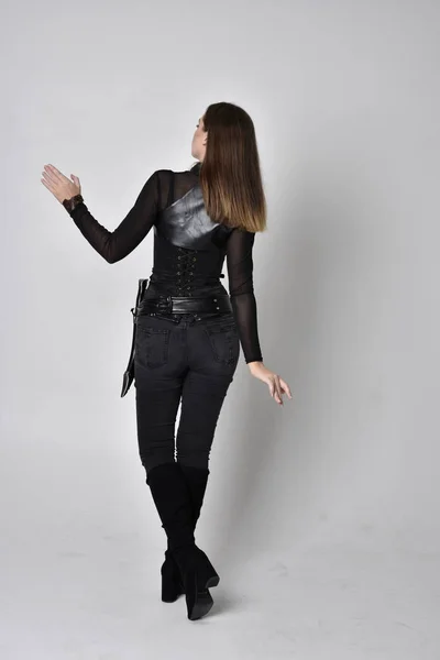Full Length Portret Van Een Mooie Brunette Vrouw Zwart Lederen — Stockfoto