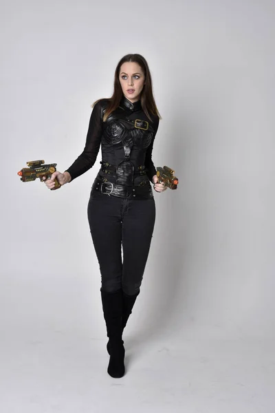 Siyah Deri Fantezi Kostümlü Silahlı Güzel Esmer Bir Kadının Tam — Stok fotoğraf