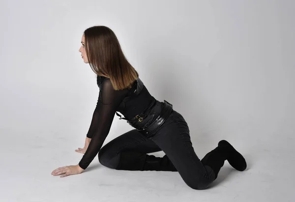 Ett Långt Porträtt Vacker Brunett Svart Läderfantasy Kostym Crouching Pose — Stockfoto