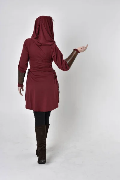 Portrét Dívky Dlouhém Červeném Kabátě Vymyšlenou Kápí Stojící Póza Zády — Stock fotografie