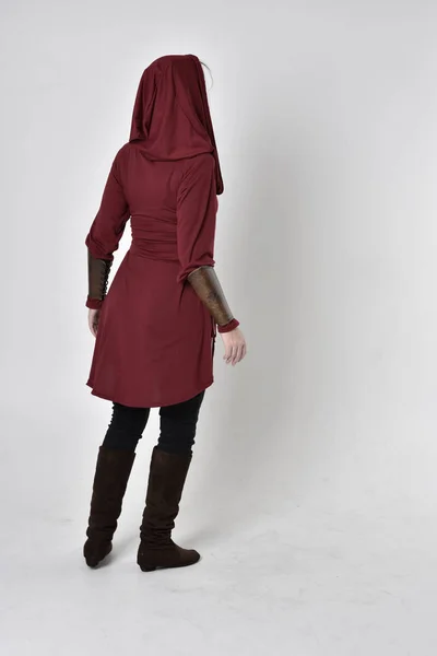 Ganzkörperporträt Eines Mädchens Das Eine Lange Rote Kapuzenjacke Trägt Stehpositionen — Stockfoto