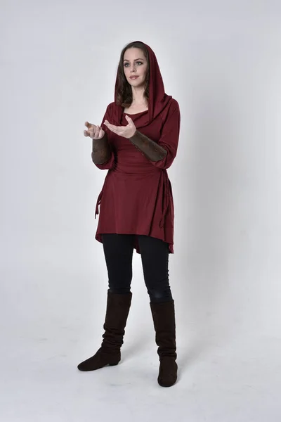 Kapüşonlu Kırmızı Fantezi Ceket Giyen Esmer Bir Kızın Tam Boy — Stok fotoğraf