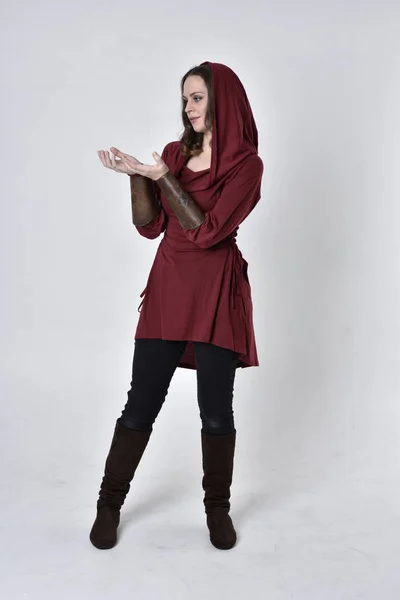 Retrato Completo Una Chica Morena Con Una Túnica Fantasía Roja — Foto de Stock