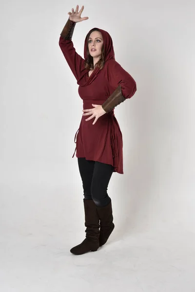 一个黑发女孩的全长肖像 穿着红色幻想服 头戴头巾 站在白色工作室背景上的姿势 — 图库照片
