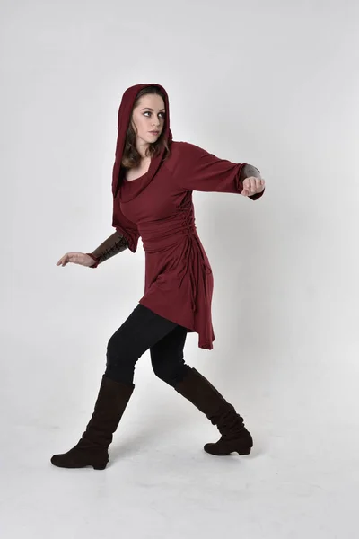 Kapüşonlu Kırmızı Fantezi Ceket Giyen Esmer Bir Kızın Tam Boy — Stok fotoğraf