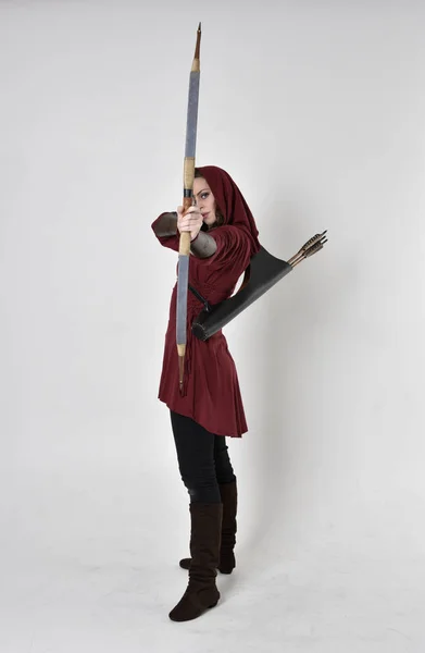 Портрет Дівчини Брюнетки Червоній Фантастичній Туніці Капюшоном Тримає Лук Стрілу — стокове фото