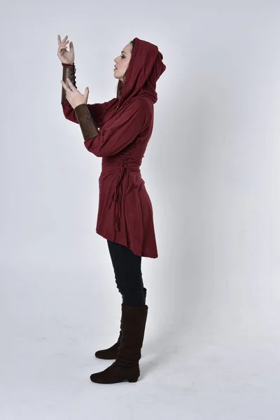 Portrait Complet Une Fille Brune Portant Une Tunique Fantaisie Rouge — Photo