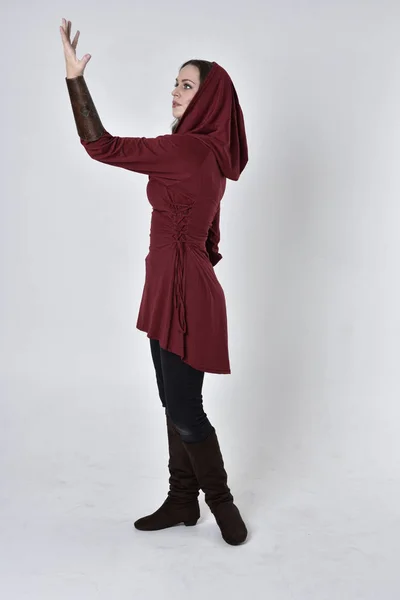 Portrait Complet Une Fille Brune Portant Une Tunique Fantaisie Rouge — Photo