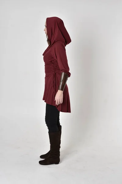 Full Length Portrait Brunette Girl Wearing Red Fantasy Tunic Hood — ストック写真